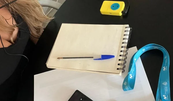 interpretación-inglés-con-auriculares